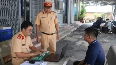 TPHCM xử phạt nam thanh niên lái xe buông cả hai tay, sử dụng điện thoại