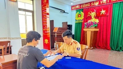 TPHCM xử phạt tài xế xe tải chạy ngược chiều trên đường Trần Văn Giàu