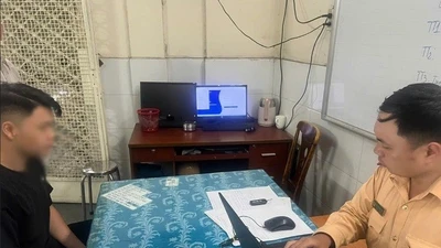 Buông hai tay khi chạy xe trên cầu Ba Son, thanh niên bị CSGT mời làm việc