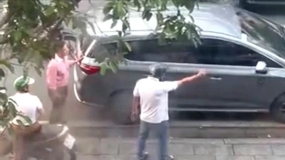 Khởi tố hai người rượt đuổi, kẹp cổ tài xế ô tô giữa đường tại TPHCM