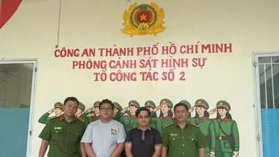 TPHCM: Bắt đối tượng dùng giấy tờ giả thuê hàng loạt ô tô rồi mang đi cầm cố