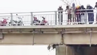 Người đàn ông chới với giữa lũ, nam thanh niên liều mình nhảy xuống cứu