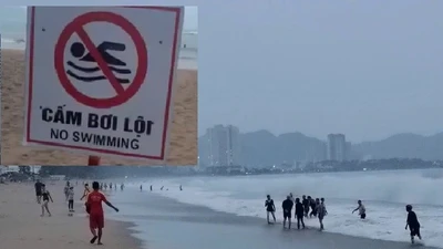 Nha Trang: Bất chấp sóng lớn do bão Kalmaegi, du khách vẫn xuống tắm biển