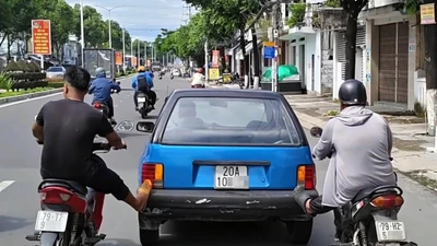Khánh Hòa xác minh clip hai người dùng xe máy đẩy ô tô trên đường phố