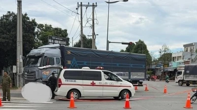 TPHCM: Va chạm với xe tải tại ngã tư, người đàn ông tử vong tại chỗ