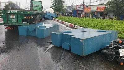 TP HCM: Sắt rơi trên Quốc lộ 51 khiến người đi xe máy bị thương