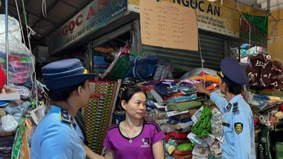 Khánh Hòa: Quản lý thị trường tạm giữ lô dép Crocs nghi giả 