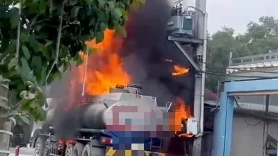 TP.HCM: Xe bồn chở xăng bốc cháy trên đường Dương Cát Lợi