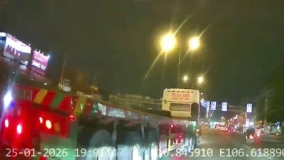 TPHCM: Xác minh clip xe đầu kéo chèn ép ô tô trên đường Đỗ Mười