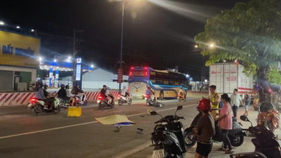 TPHCM: Xe máy va chạm xe tải trên quốc lộ 13, một người tử vong