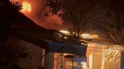 Cửa hàng tạp hóa bốc cháy trong đêm, 2 mẹ con thương vong