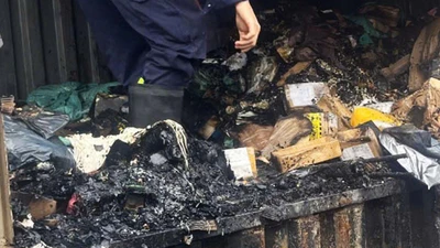 Xe container bốc cháy dữ dội khi đang lưu thông ở Khánh Hòa