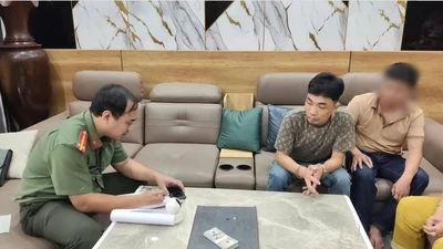 Bắt hai đối tượng mua tiền USD giả qua mạng để tiêu thụ lấy tiền mua ma túy