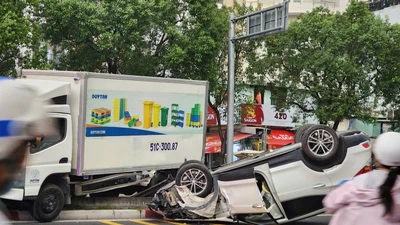 Va chạm với xe tải, ô tô 5 chỗ lật ngửa trên đường Võ Văn Kiệt kẹt xe kéo dài