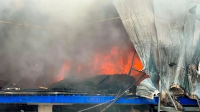 Cháy lớn tại cửa hàng vật liệu xây dựng ở Hòa Xuân, Đà Nẵng