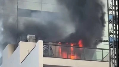 TPHCM: Cháy lớn tại tòa nhà trên đường Lê Thánh Tôn, giải cứu 2 người