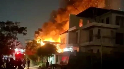 Nhà tiền chế rộng 100 m² tại khu dân cư Hưng Phú bị thiêu rụi trong đêm