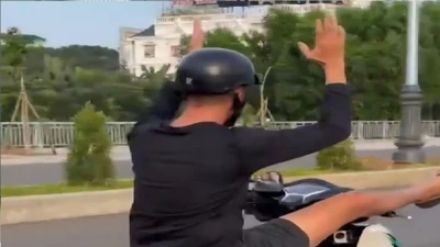 Clip buông cả hai tay lái xe máy, nam thanh niên bị tạm giữ phương tiện