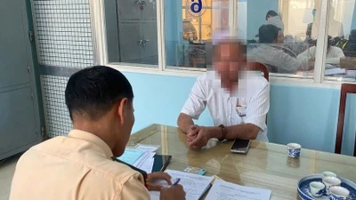 Hành khách đăng clip tố xe khách chạy ẩu khi rượt đuổi xe tải