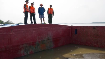 Phát hiện 2 tàu chở cát không rõ nguồn gốc trên sông Vàm Cỏ và Soài Rạp