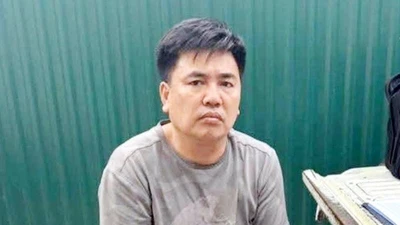 Khởi tố người đàn ông đẩy CSGT vào đầu xe tải tại Hà Nội