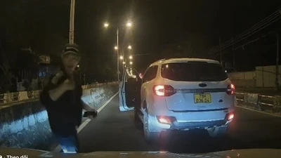 Xác minh vụ xe dịch vụ chặn đầu, đe dọa tài xế trên đại lộ Nguyễn Tất Thành