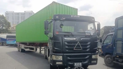 Va chạm khi ôm cua, container cuốn xe máy khiến một phụ nữ bị thương