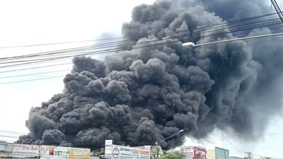 Cháy nhà xưởng sản xuất mút xốp tại phường Tây Nam