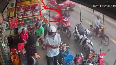 Clip ghi cảnh người đàn ông bị đạp ngã ra đường khi đang dừng mua hàng