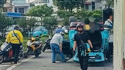 Taxi công nghệ lật ngửa trên cầu vượt Quang Trung