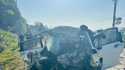 Va chạm giữa xe đầu kéo và ô tô con khiến 4 người tử vong, 2 người bị thương