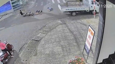 Xe tải va chạm xe đạp điện chở ba thiếu niên tại phường B'Lao