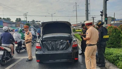 Đồng Tháp phát hiện xe ô tô vận chuyển 4.000 bao thuốc lá nhập lậu