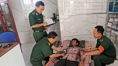 Tàu cá gặp sự cố phá nước, 3 thuyền viên được cứu an toàn