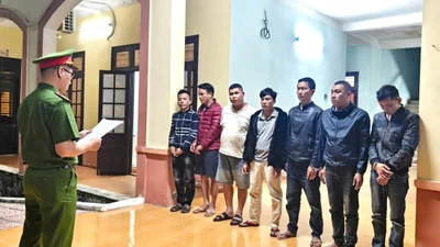 Phát hiện sòng bạc bầu cua, tạm giữ nhiều đối tượng