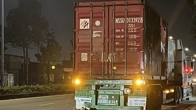 Va chạm với container dừng bên đường, người đàn ông đi xe máy không qua khỏi