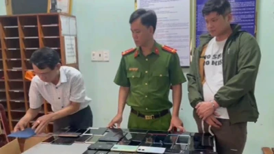 Bắt đối tượng trộm 51 điện thoại di động sau 3 giờ truy xét