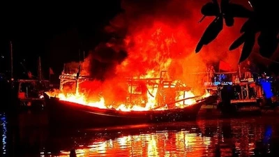 Cà Mau: Biên phòng huy động lực lượng dập cháy tàu cá