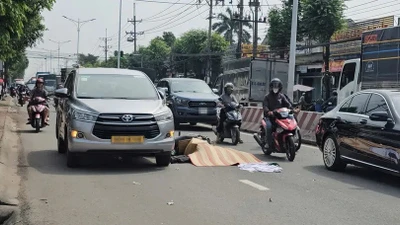 Tai nạn giữa xe máy, ô tô và container khiến nam shipper tử vong tại chỗ