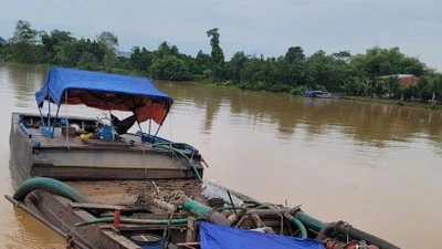 Tạm giữ 10 phương tiện thủy nội địa tàng trữ cát trái phép