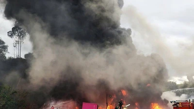Đà Nẵng: Cháy lớn tại bãi hàng, nhiều tiếng nổ, khói đen bao trùm