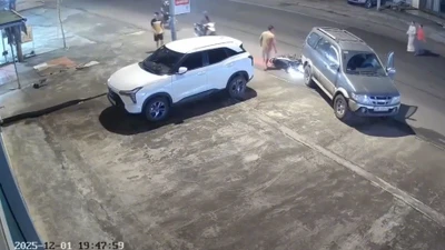 Người lái xe máy nhập viện sau cú va chạm với ô tô lùi từ vỉa hè