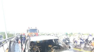 Ô tô 4 chỗ bốc cháy dữ dội trên cầu Rạch Miễu