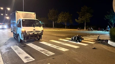 Va chạm mạnh với xe tải, hai người đi xe máy không qua khỏi