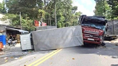 Xe ben tông liên hoàn ba xe tải ở TPHCM, hai tài xế bị thương