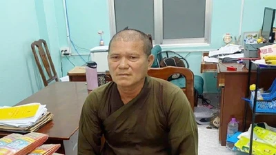 Mặc áo tu sĩ đi bán nhang, kêu gọi quyên góp tại Cà Mau