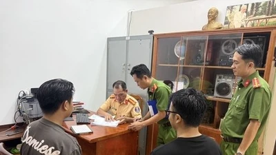 Chạy xe bốc đầu để quay clip, nam thanh niên bị tịch thu phương tiện