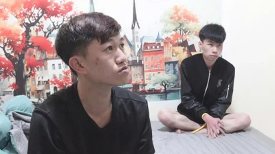 Bắt 2 đối tượng cướp giật túi xách của du khách tại hồ Xuân Hương