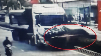 TPHCM: Tai nạn giữa xe ben và bán tải trên đường ĐT.744, tài xế bị thương