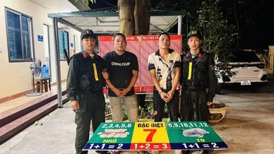 Phát hiện 2 người đánh bạc bằng trò chơi phi tiêu tại hội chợ